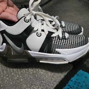 Nike Black and White Lebron Wittness VII SZ 4